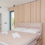 Villa Serena Luxury Seafront Escape With Pool *