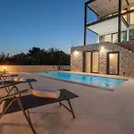 Serena Luxury Seafront Escape With Pool