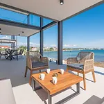 Serena Luxury Seafront Escape With Pool *