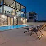Serena Luxury Seafront Escape With Pool *