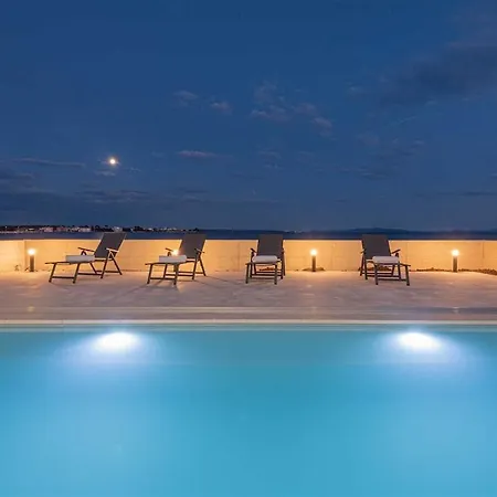 Serena Luxury Seafront Escape With Pool *
