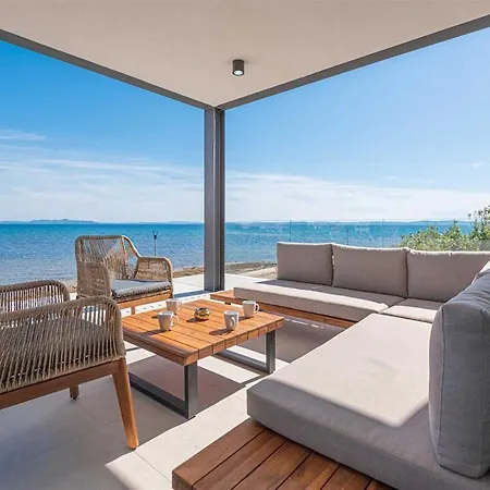 Serena Luxury Seafront Escape With Pool *