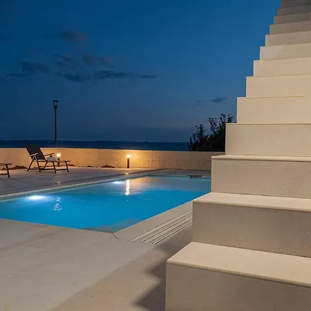 Serena Luxury Seafront Escape With Pool ヴィラ プリヴラカ