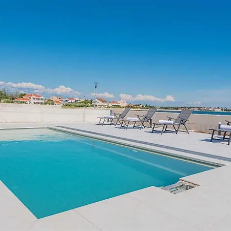 Serena Luxury Seafront Escape With Pool