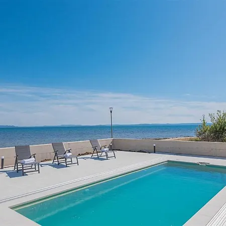 Serena Luxury Seafront Escape With Pool ヴィラ