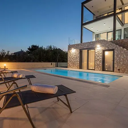 Serena Luxury Seafront Escape With Pool