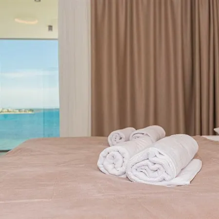 Serena Luxury Seafront Escape With Pool ヴィラ プリヴラカ