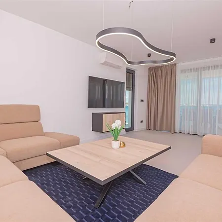 Serena Luxury Seafront Escape With Pool プリヴラカ